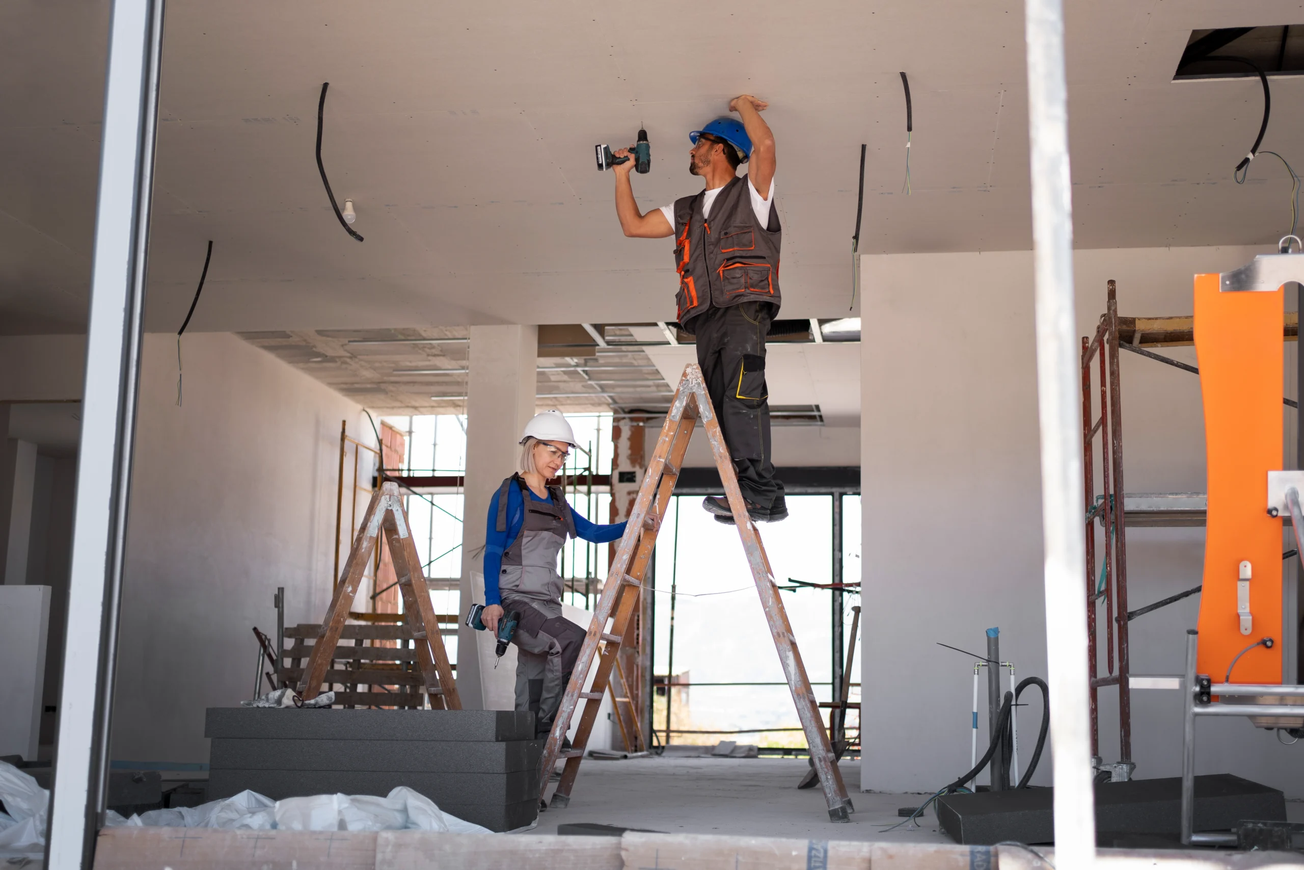 full-shot-man-woman-standing-ladder-scaled